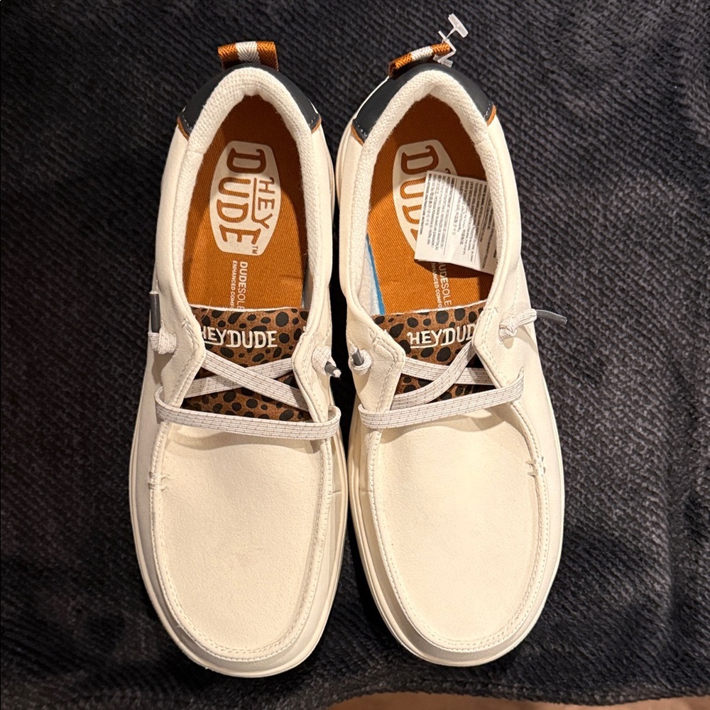 NWD Hey Dude Wendy Dudesole+ WOMENS 9 Cream Loafers with Brown Accents - Picture 1 of 10